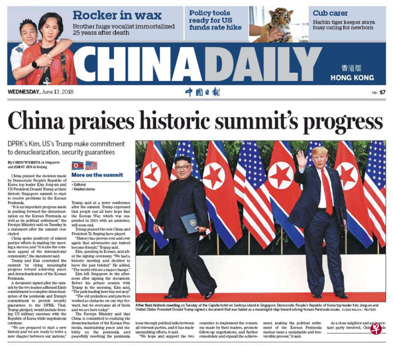 China Daily中国大陆 《中国日报》表明中国外交部赞扬这场历史性峰会带来的进展——特金双方承诺去核武化，并保证朝鲜安全。图为美国总统特朗普与朝鲜领袖金正恩在新加坡嘉佩乐酒店会面，以及签署文件后，离场之际。