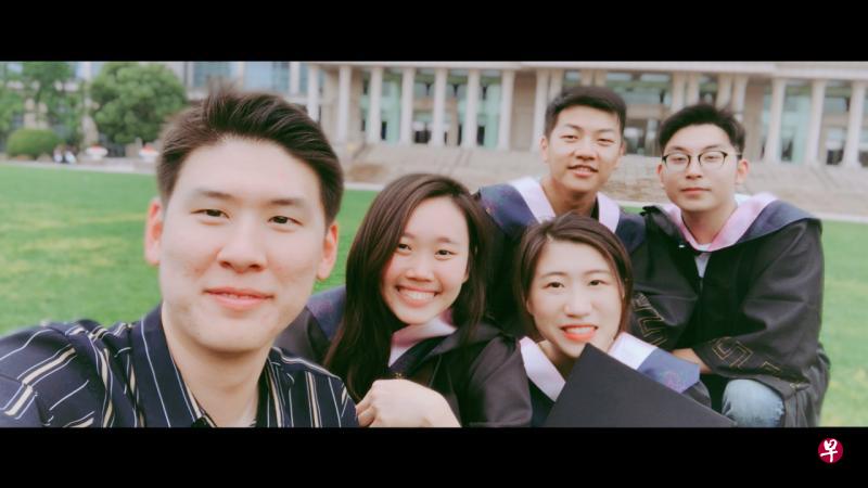 服兵役的韩国朋友请假回到上海，兑现与好友在光华楼前大草坪（简称“光草”）前拍毕业照的承诺。（作者提供）
