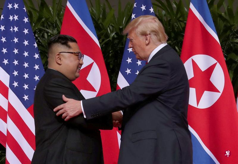 金正恩与特朗普除了多次握手，两人的肢体语言蛮丰富，有时是特朗普拍拍金正恩的背，有时是金正恩把手轻按在特朗普背上部，专家认为这显示两人之间想亲近彼此的意愿。（海峡时报／法新社）
