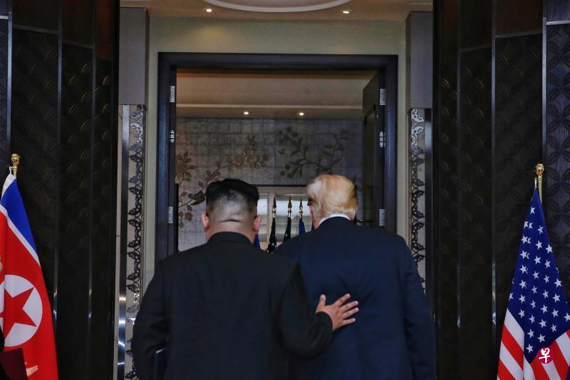 金正恩与特朗普除了多次握手，两人的肢体语言蛮丰富，有时是特朗普拍拍金正恩的背，有时是金正恩把手轻按在特朗普背上部，专家认为这显示两人之间想亲近彼此的意愿。（海峡时报／法新社）