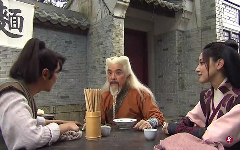 姜大卫（中）演“慈悲老人”任我飞。（互联网）