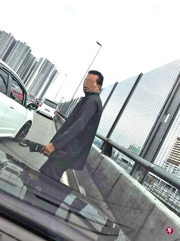 莽汉亮刀吓人。（取自面簿） 