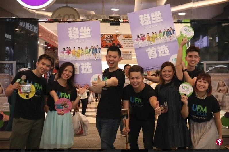 UFM100.3DJ全体动员到三商场派糖谢票。 （图片：UFM100.3提供）