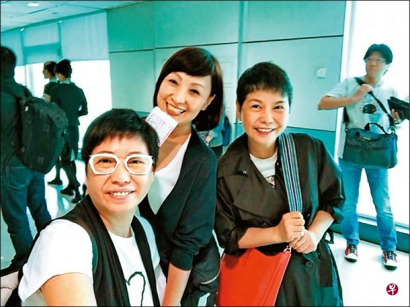 宝妈（左二）跟闺密到大坂旅游遇上地震。（图：网络）