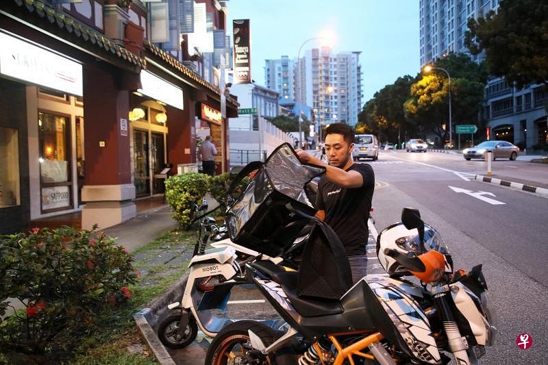 上周末开打的世界杯带动了本地送餐需求。提供夜宵送餐服务的Porterfetch，上周四至星期天接获的订单与前个月同期相比增加了约两三成。（陈斌勤摄）