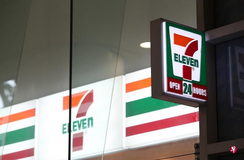 7-Eleven便利店与soCash合作，让顾客能在店内通过手机应用提款。（档案照）