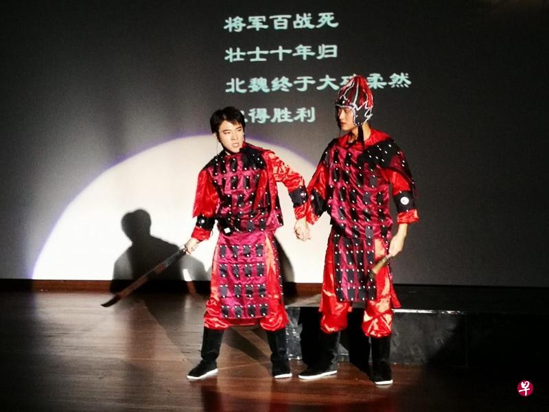 花木兰与战友丛林探军情。（淡初提供）