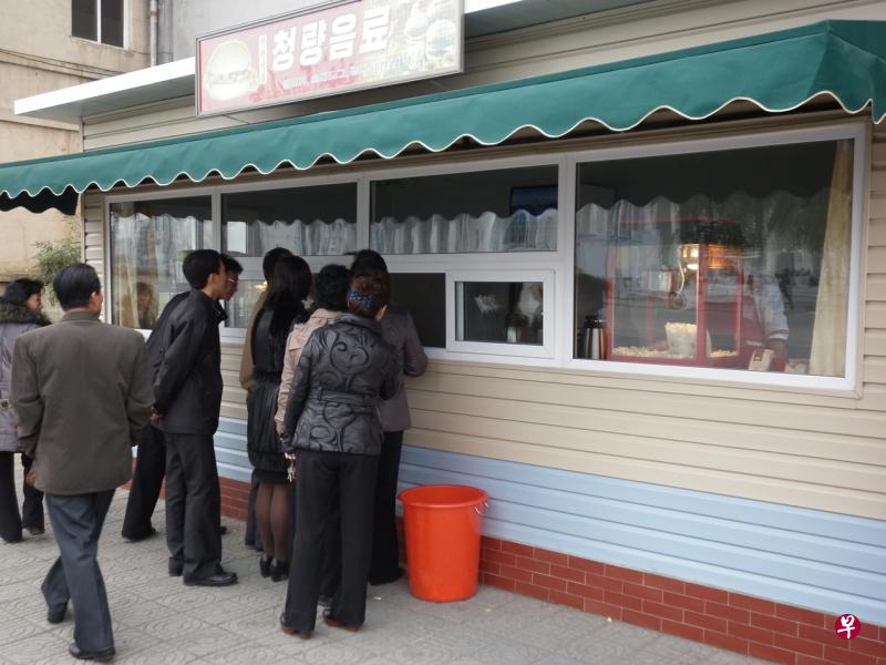 本地商人苏炳强协助在朝鲜首都平壤开设第一家快餐店，这是其中一家外卖店。（受访者提供）