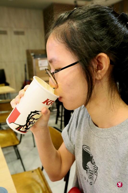 林小姐认为不用吸管并无不便。（洪璐华 摄）