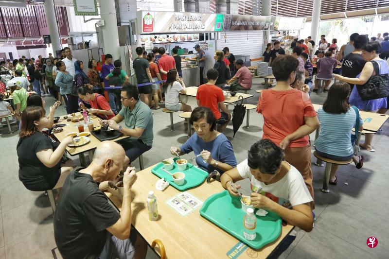 义顺公园小贩中心昨天举行一元美食促销活动，很多参与活动的摊位前都排起长长人龙，有些有多达三四十人排队。（徐颖荃摄）