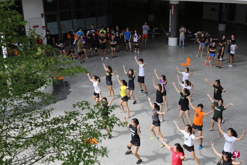 本地一所大学举办的迎新活动。（档案照）