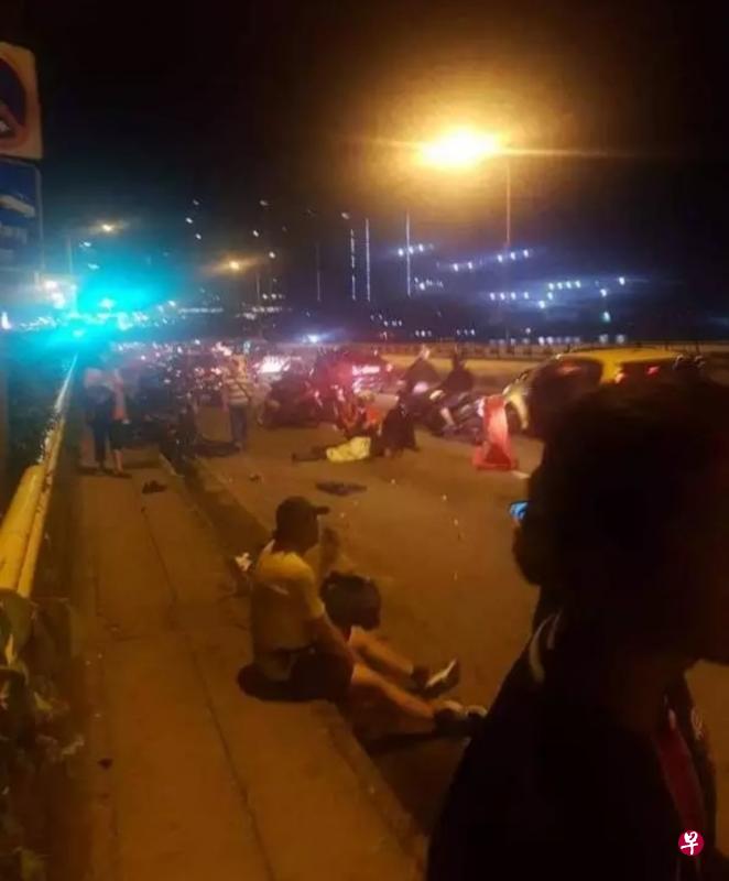 新柔长堤昨日凌晨发生致命车祸，一辆罗厘冲上路堤进入逆向车道，迎面连撞三辆电单车，造成二死三伤。（互联网）