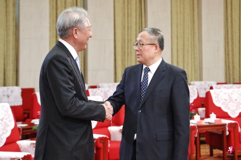 副总理张志贤（左）昨天在天津会见中共天津市委书记李鸿忠，讨论中新天津生态城的合作。（通讯及新闻部）