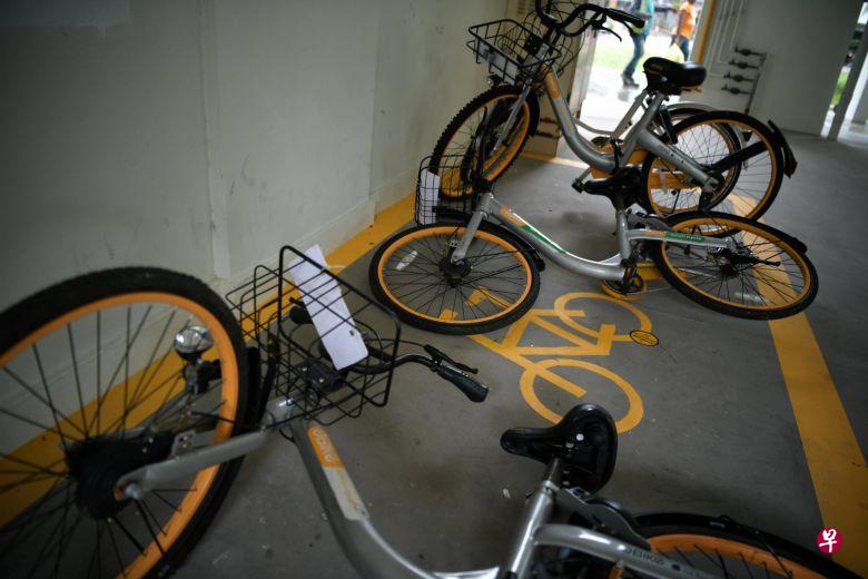 一个组屋底层摆放了公众随意放置的oBike。（档案照）