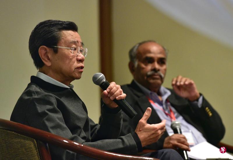 前副总理黄根成（左）昨天在新加坡政策研究所举办的“宗教和谐论坛”上，分享我国政府在维护宗教和谐方面的种种考量。右为主持人、新加坡宗教联谊会前主席萨瓦巴尼。（海峡时报）