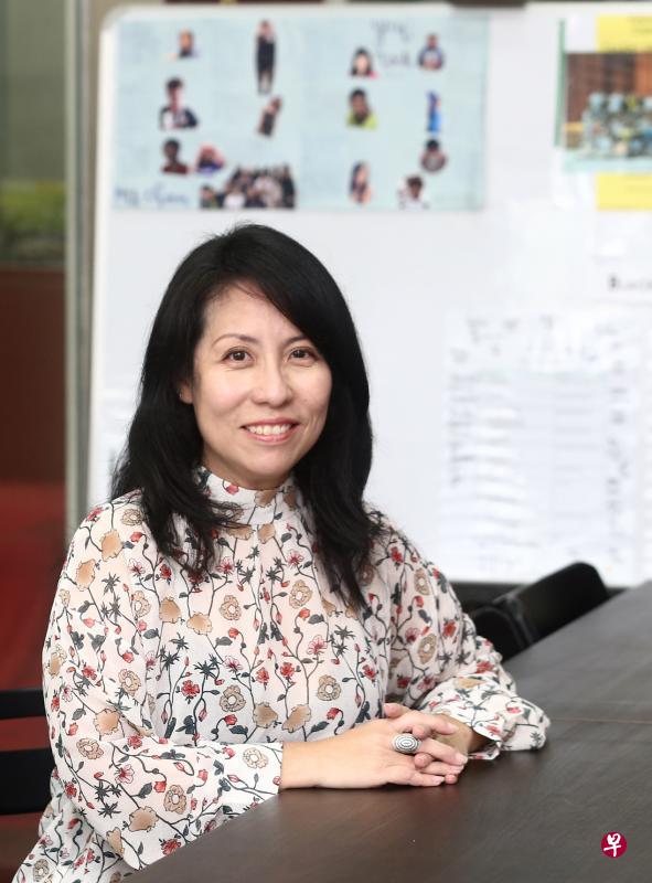 补习中心BlackBox Learning联合创办人曾秀玲集结中心教师和学生的力量，同哥本峇鲁区内基层合作，为贫困孩子提供学术和全人教育，并创造一个更具包容的社区网络。（陈斌勤摄）