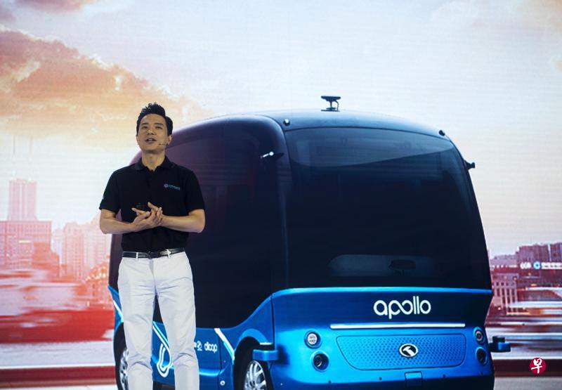 李彦宏昨日在人工智能（AI）开发者大会上表示，2018年将是自动驾驶产品化元年。他背后大屏幕展示了百度与金龙客车合作打造的自动驾驶巴士“阿波龙”。（彭博社）