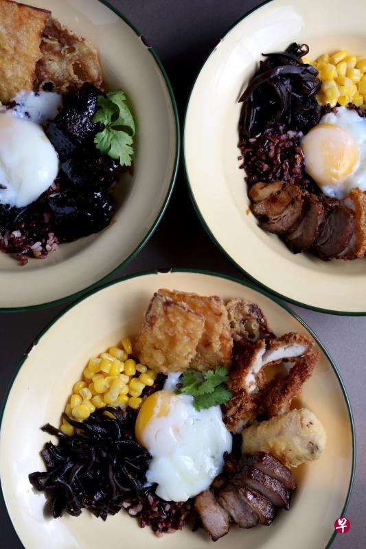 陈喜明主打的“中峇鲁餐饮”，是“铁饭碗”的饮食概念，健康谷类中配木耳、鸡蛋、烧肉等。（龙国雄摄）
