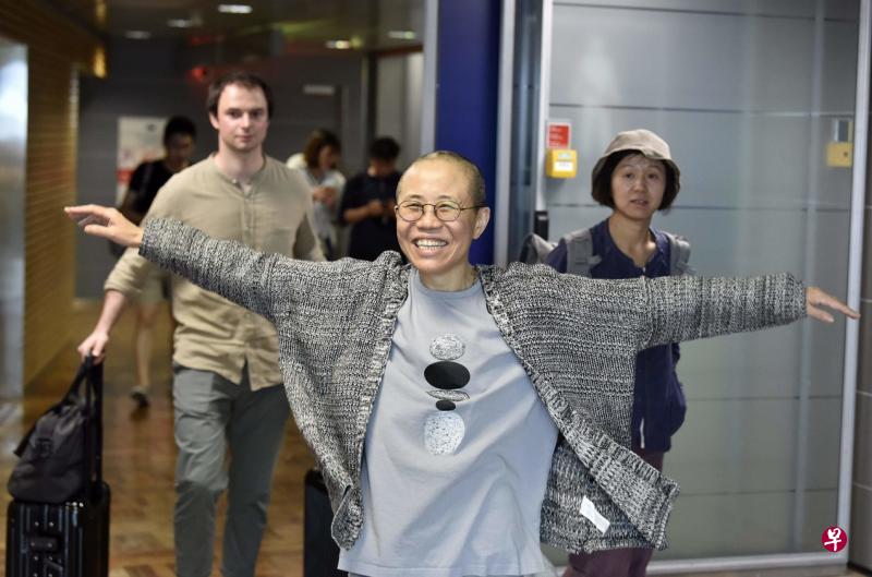 法新社昨晚发出刘霞抵达赫尔辛基机场后满脸笑容的照片。（法新社）