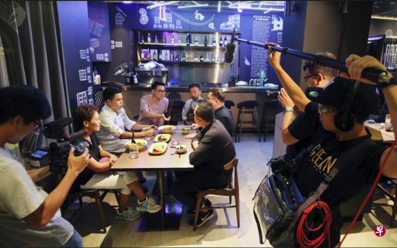 贺炜轩为离异的父母做一餐饭。（zaobao.sg提供）