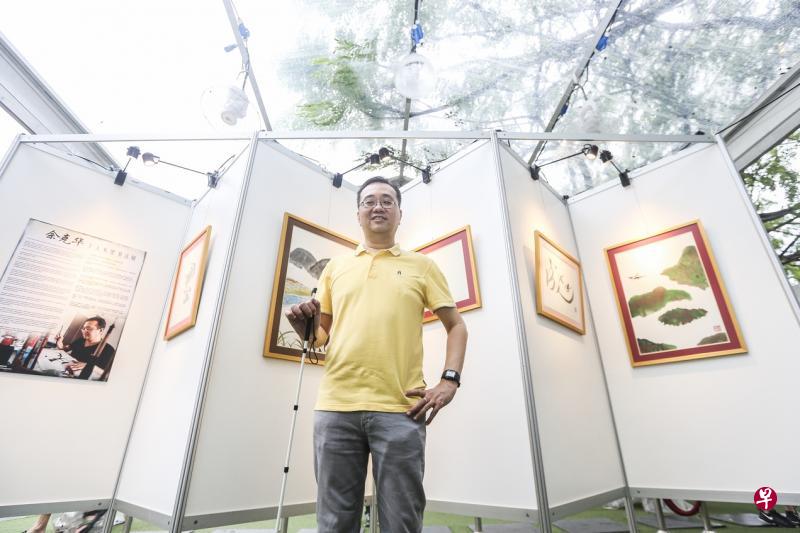 视障人士佘克华热衷于水墨画和书法，一直希望主办个展。（zaobao.sg提供）