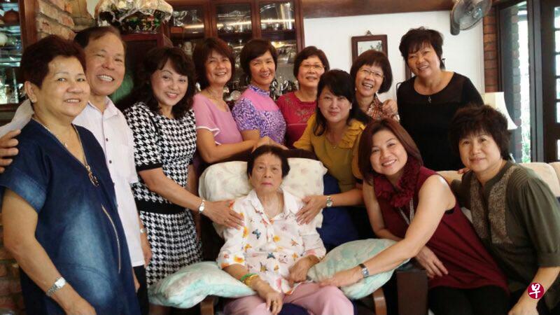 许淑香的女保镖洪素贞（后排左三）、陈秋兰（后排左五）、陈英丝（前排右二）。左二是退休总统府司机陈水发和妻子，后排右二为前私人助理莫壮美。（洪素贞提供）