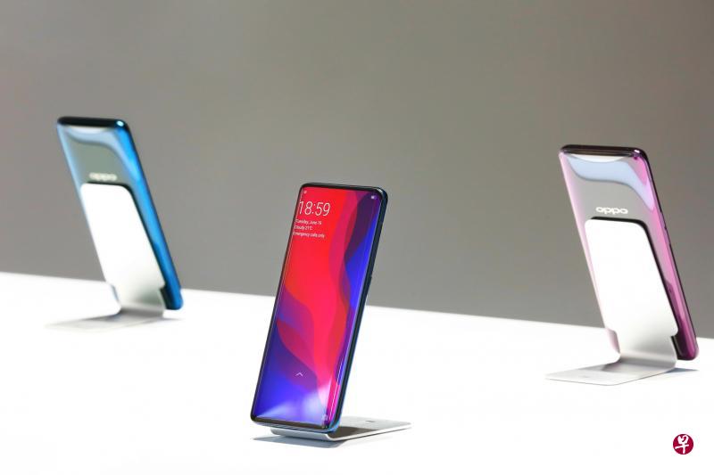 Oppo Find X手机具有高屏占比，前后摄像头隐藏在机身中。