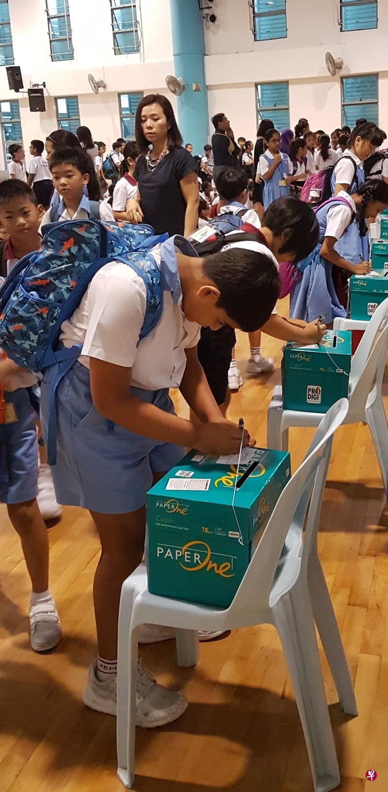 克明小学的学生今年5月在校纪学生长选举中，通过投票学习公民应履行的责任。（克明小学提供）