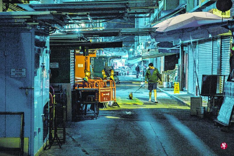 夜色下寂静的猫街。鳞次栉比的街铺早已关门，没有了白天的热闹，晚上的猫街显得更宁静。