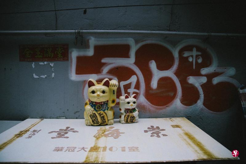 猫街当然少不了中国风特色的招财猫。