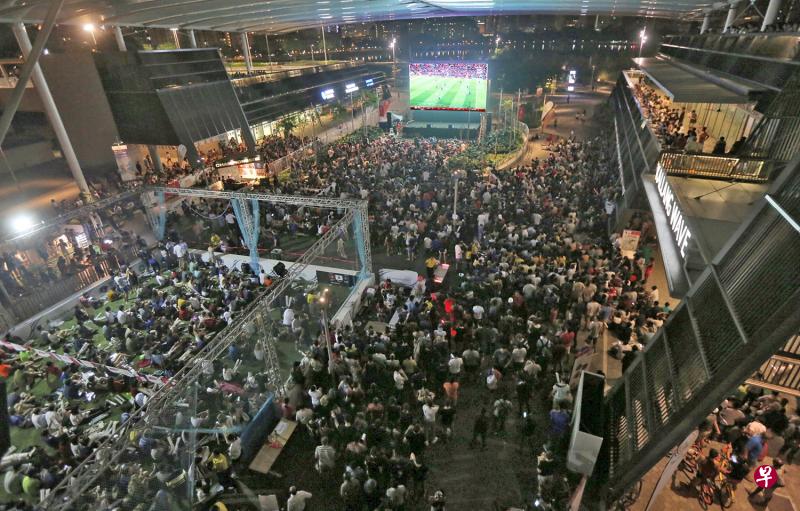 体育城直播决赛，现场4500人挤爆。 