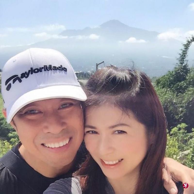 在事情曝光前，黄世南（左）对老婆潘玲玲和洪慧芳闹翻之事毫不知情。（互联网）
