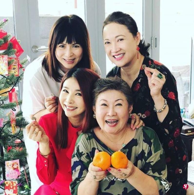 潘玲玲（后排左起）和洪慧芳今年农历年到金银姬（前排右）家中拜年，金银姬并没有听闻两人失和。（档案照）
