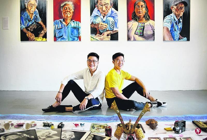 “借来的土地：双溪路结霜桥旧货市场艺术展”的项目总监许充理（右）与副总监廖书建。墙上挂着的是许充理创作的五幅肖像画作。