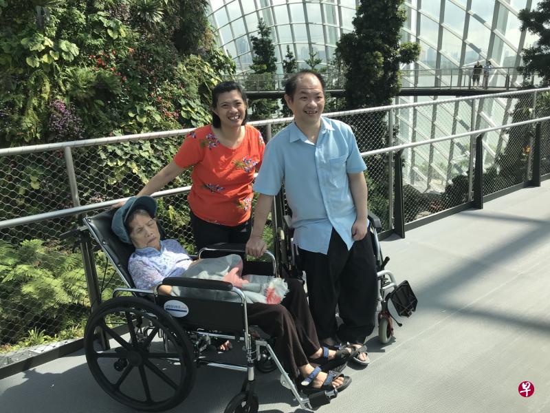 邓其昌（右）因为中风而失去工作能力和体能，无法照顾年迈的母亲和低智商的妹妹。（zaobao.sg提供）