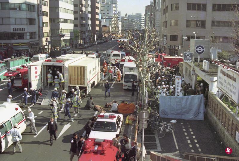 1995年3月20日，日本共同社提供的照片显示，在东京的筑地地铁站发生毒气袭击事件后，救援人员忙于拯救伤者。（路透社）