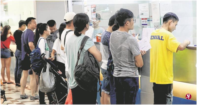 受访钱币兑换商表示，兑换人民币的人潮今早并不算多，但汇率下周二或三或可突破5元。（吴伟国摄）