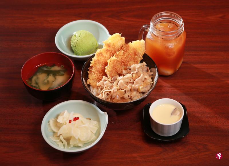天妇罗鱼配猪肉丼饭套餐。