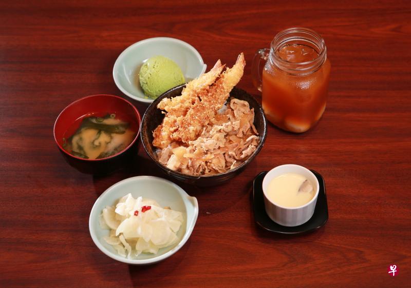 天妇罗虾配猪肉丼饭套餐。