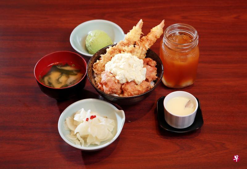 “满足丼”系列的天妇罗虾配炸鸡丼饭套餐。