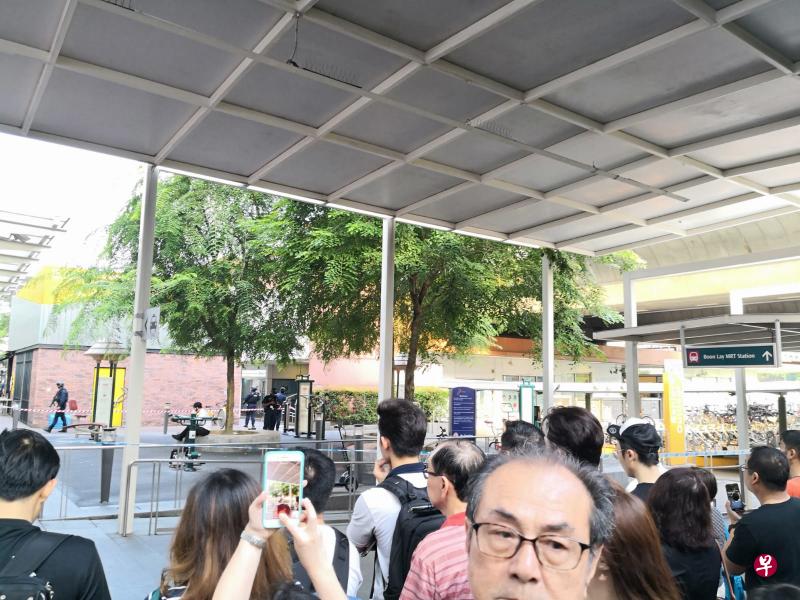 文礼地铁站附近一家当铺疑发生抢劫案，警方大规模封锁现场展开调查。（温伟中摄）