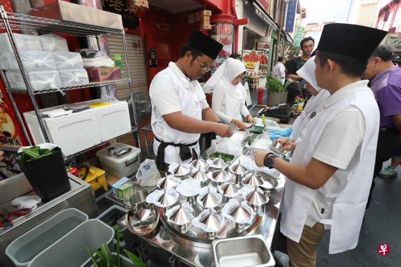 “五毛钱美食荟萃”活动上，摊贩所售卖的本地传统美食Putu Piring，十分受食客喜爱。（饶进礼摄）