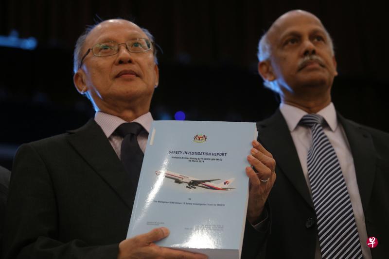 国际调查组负责人郭师传（左）在新闻发布会上公布马航MH370调查报告。这份822页报告将在网上公开。（路透社）