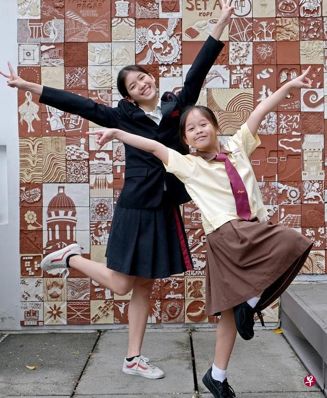 “艺术幼苗奖”得主之一潘均宁（右）与她的艺术“小导师”叶秀慧对舞蹈都抱有高度喜爱与热忱。（曾坤顺摄）