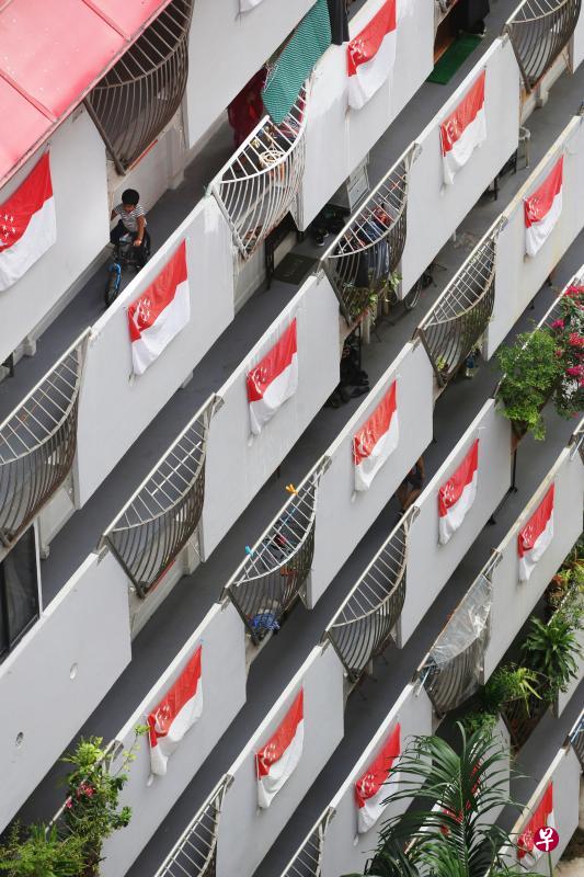我国第一批市区更新计划的试验性组屋－－实利基大厦（Selegie House）几乎每一户人家都张挂国旗，让整个邻里散发着浓浓的节庆气息。（何家俊摄）