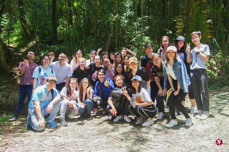  到访原住民嘎色闹部落，学生们体验了原住民的生活如爬山、射箭。（姚佳仪摄）