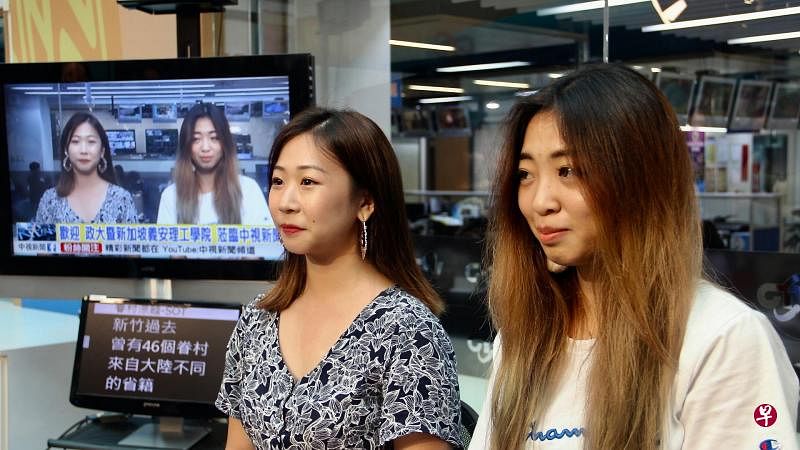 学生参观中视频道时尝试当主播。（姜承宇摄）