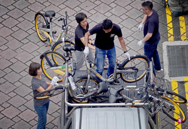 已在本地结束营业的共享脚踏车业者oBike至今已从公共场所移除约八成的旗下脚踏车。图为前天在直落布兰雅组屋区移除oBike脚踏车的情况。（曾坤顺摄）