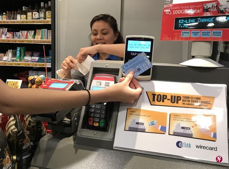 公众到雀喜便利店消费时，可选择把店员找还的零钱，直接用来为易通卡添值。（李静仪摄）