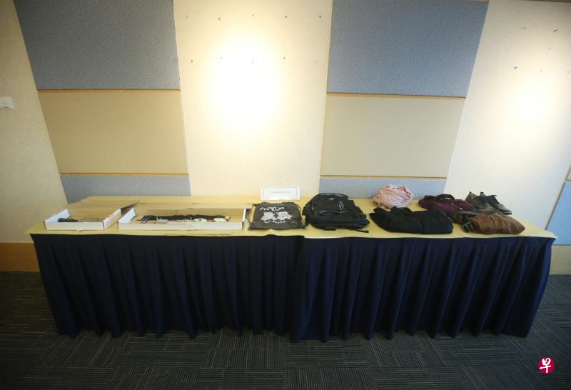 警方在记者会上展示了嫌犯背包里的物品，其中包括粉红头巾、蓝色外套、朱红色上衣、褐色长裤、一双黑色皮鞋，以及一把菜刀。（林国明摄）